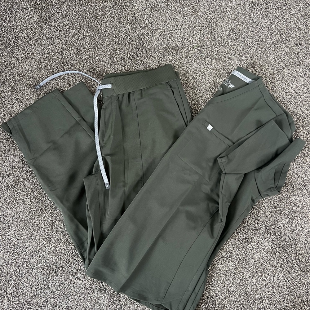 Fabletics Olive scrub set-women’s